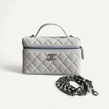 Bolsa Chanel Vanity Case em Couro Matelassê Branca com Ferragens Prateadas