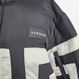 Jaqueta Versace Puffer Preta Detalhe Branco Logo