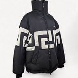 Jaqueta Versace Puffer Preta Detalhe Branco Logo