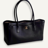 Bolsa Chanel Tote Executive SS26 Preta com Ferragens Douradas