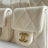 Bolsa Chanel Hobo Maxi com Ferragens Douradas