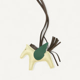 Charm Hermès Pegasus PM Craie, Chocolat e Vert Moyen