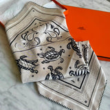 Bandana Hermès 55 Les Tortues Grège | Noir | Blanc