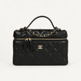 Bolsa Chanel Vanity Case em Couro Matelassê Preta com Ferragens Douradas
