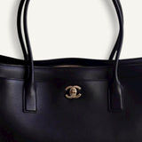 Bolsa Chanel Tote Executive SS26 Preta com Ferragens Douradas