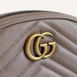 Pochete Gucci GG Marmont Nude com Ferragens Douradas
