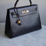 Bolsa Hermès Kelly 32 Taurillon Noir com Ferragens Gold
