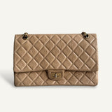 Bolsa Chanel 2.55 Reissue Bege com Ferragens Douradas