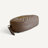 Pochete Gucci GG Marmont Nude com Ferragens Douradas