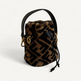 Bolsa Fendi Bucket Mon Tresor Mini com Pelos e Estampa Zucca
