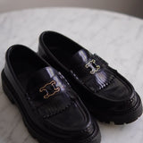 Mocassim Celine Margaret com Triomphe Preto com Ferragens Douradas