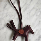 Charm Rodéo Hermès PM Touch com Cela em Couro de Crocodilo Agneau Milo | Alli Missi Mat