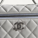 Bolsa Chanel Vanity Case em Couro Matelassê Branca com Ferragens Prateadas