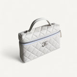 Bolsa Chanel Vanity Case em Couro Matelassê Branca com Ferragens Prateadas