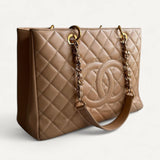 Bolsa Chanel Shopper Nude com Ferragens Douradas