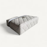 Bolsa Chanel Vanity Case em Couro Matelassê Branca com Ferragens Prateadas