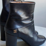 Bota Chanel CC Em Couro Preto
