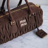 Bolsa Miu Miu Arcadie Camurça Marrom Pequena