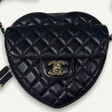 Bolsa Chanel Heart Lambskin CC In Love Preta com Ferragens Douradas