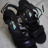Sandália Chanel Couro Preto Pérola Interlocking CC Ankle