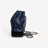 Mochila Chanel Gabrielle Aged Calfskin Preta com Azul