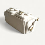 Bolsa Chanel Hobo Maxi com Ferragens Douradas