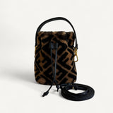Bolsa Fendi Bucket Mon Tresor Mini com Pelos e Estampa Zucca