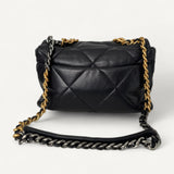 Bolsa Chanel 19 Média Preta com Ferragens Douradas