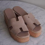 Sandália Hermès EZE 30 Sand Salto em Cortiça