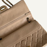 Bolsa Chanel 2.55 Reissue Bege com Ferragens Douradas