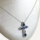 Gargantilha Cruz em Ouro Branco 18k  com Diamantes e Safiras