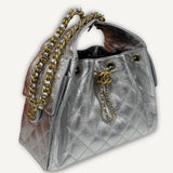 Bolsa Chanel 25 Pequena Prateada com ferragens Douradas