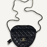 Bolsa Chanel Heart Lambskin CC In Love Preta com Ferragens Douradas