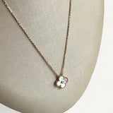 Colar Van Cleef & Arpels Alhambra em Ouro Rosé 18k com Madrepérola e Diamante Central