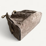 Bolsa Chanel 25 Large Suede Bege com Ferragens Douradas