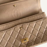Bolsa Chanel 2.55 Reissue Bege com Ferragens Douradas