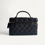 Bolsa Chanel Vanity Case em Couro Matelassê Preta com Ferragens Douradas