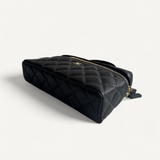 Bolsa Chanel Vanity Case em Couro Matelassê Preta com Ferragens Douradas