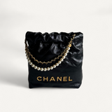 Bolsa Chanel 22 Mini em Couro Calfskin Preta com Ferragens Douradas