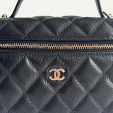 Bolsa Chanel Vanity Case em Couro Matelassê Preta com Ferragens Douradas