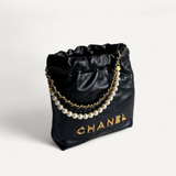 Bolsa Chanel 22 Mini em Couro Calfskin Preta com Ferragens Douradas