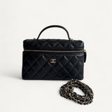 Bolsa Chanel Vanity Case em Couro Matelassê Preta com Ferragens Douradas