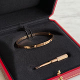 Bracelete Cartier Love Small em Ouro Rosé com 10 Diamantes